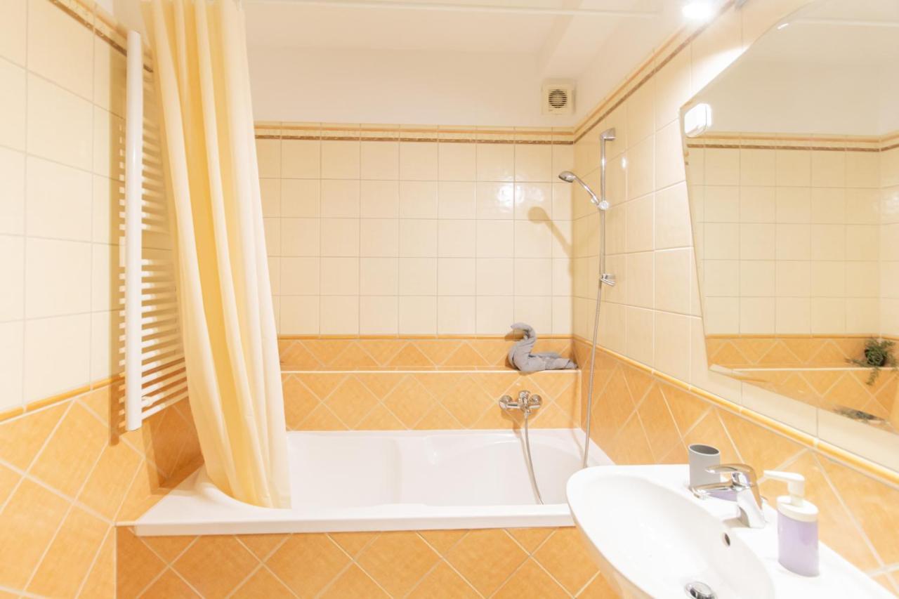 Viky'S Apartment Győr Buitenkant foto