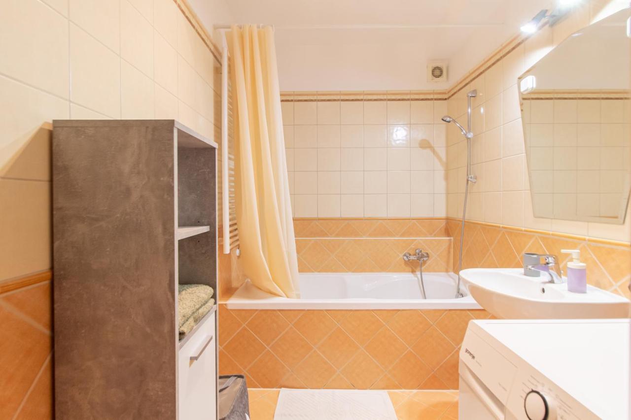 Viky'S Apartment Győr Buitenkant foto